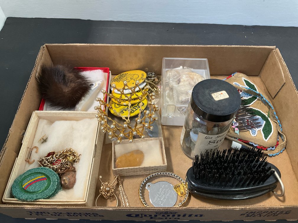 Assorted jewelry, novelty keychains & collectibles