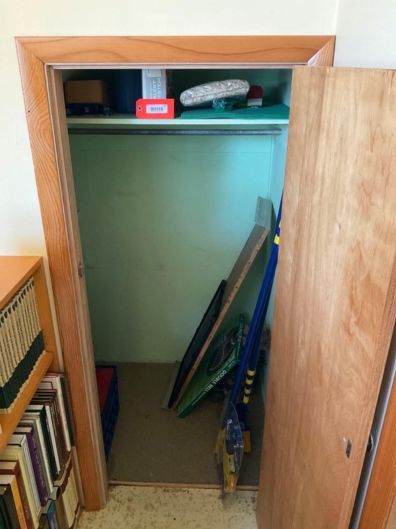 Contents of closet-Upstairs 