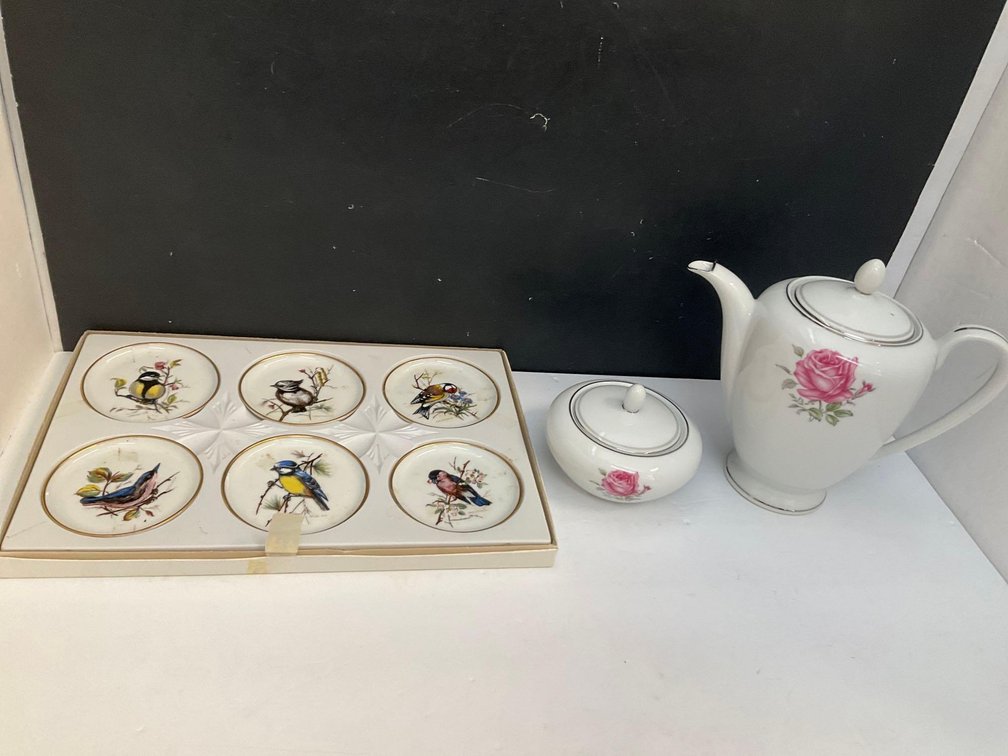 Teapot, sugar bowl & Kaiser W Germany coasters 
