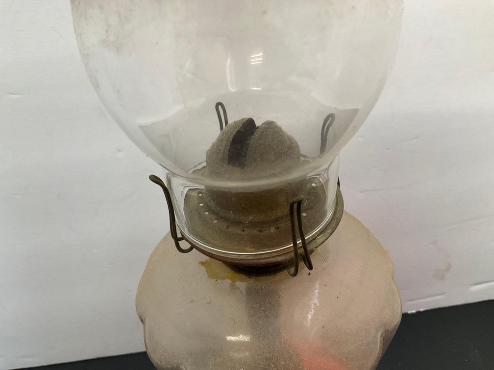 Oil lamp with chimney 