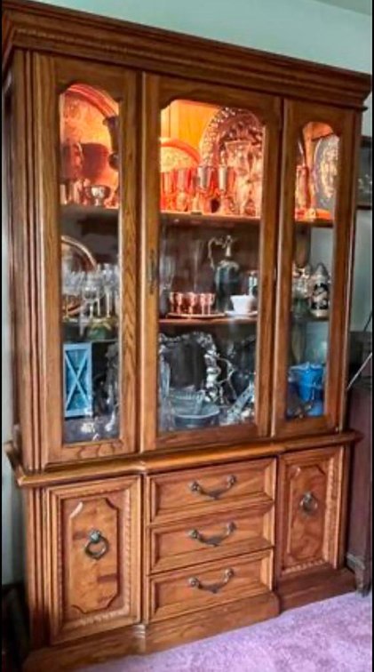 Broyhill Hutch (Located at a home in Suring - buyer must make arrangments with seller to pick up)