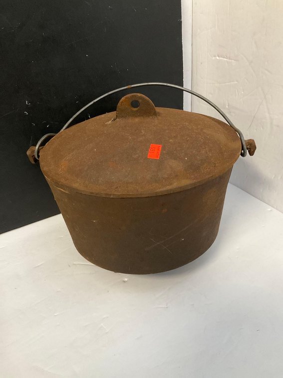 Footed cast iron pot with cover 