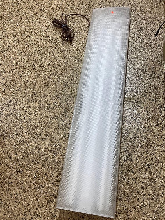 4’ light fixture 
