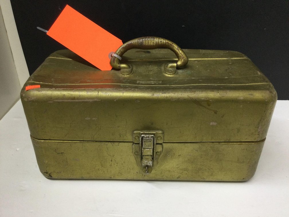 Metal tackle box & assorted tackle 
