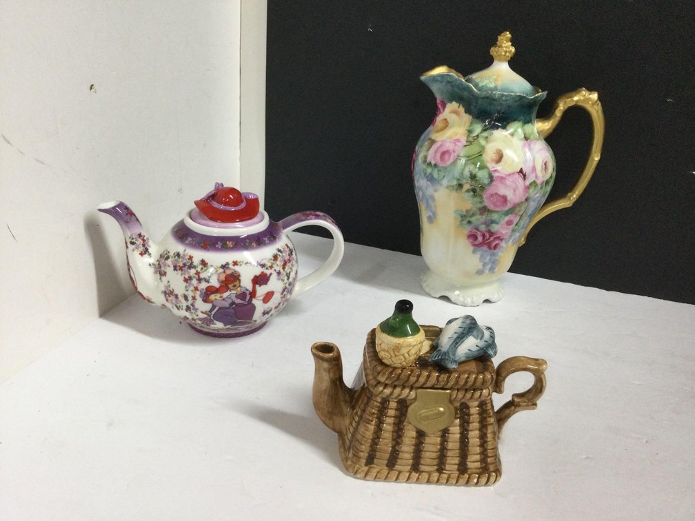 Assorted tea pots 