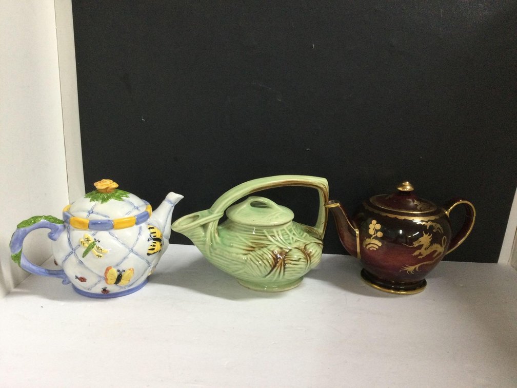 Assorted tea pots 
