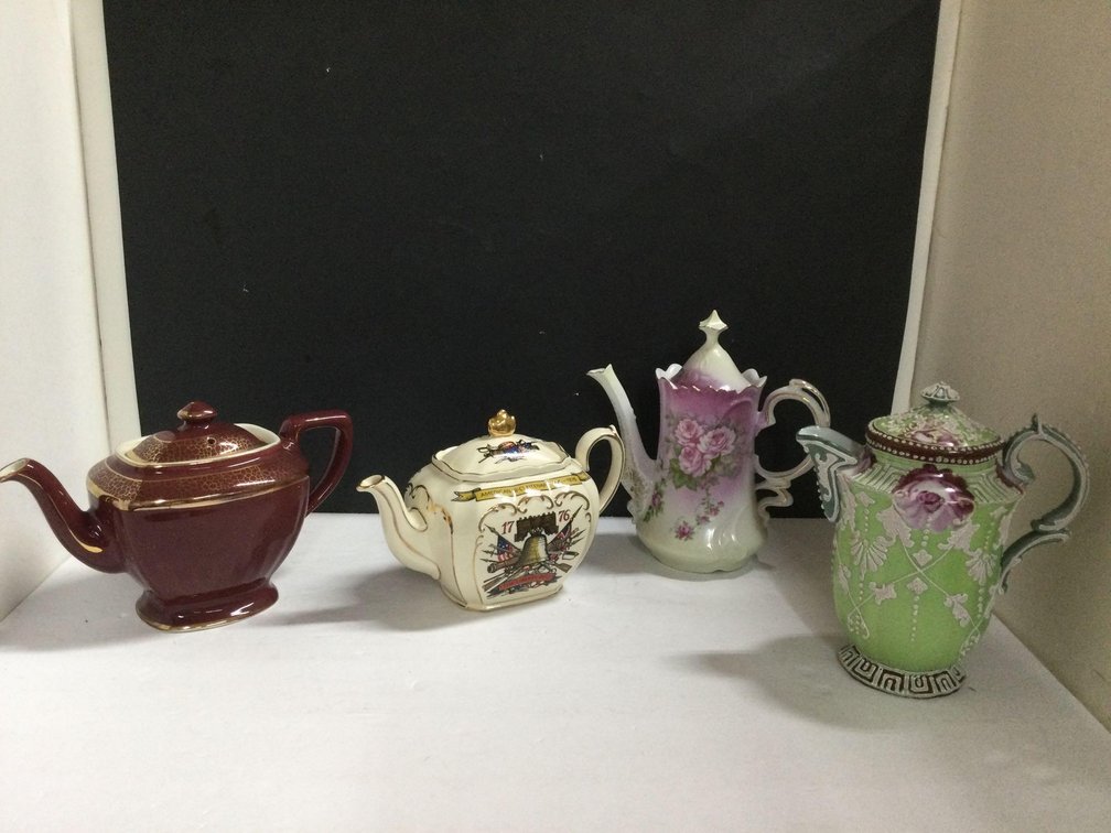 Assorted tea pots 