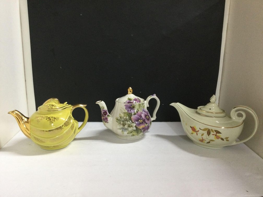 Assorted tea pots