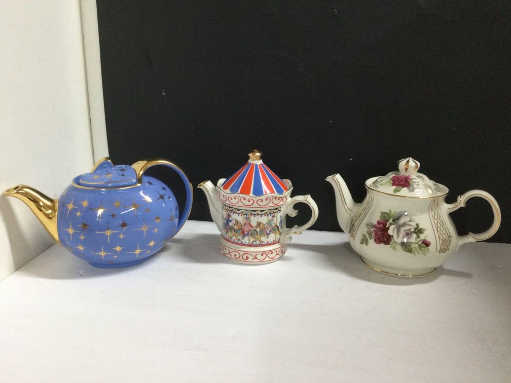 Assorted tea pots 