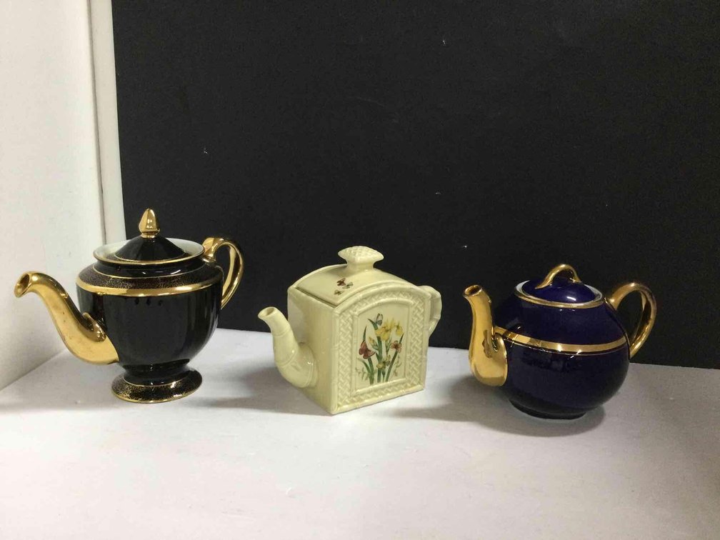 Assorted tea pots