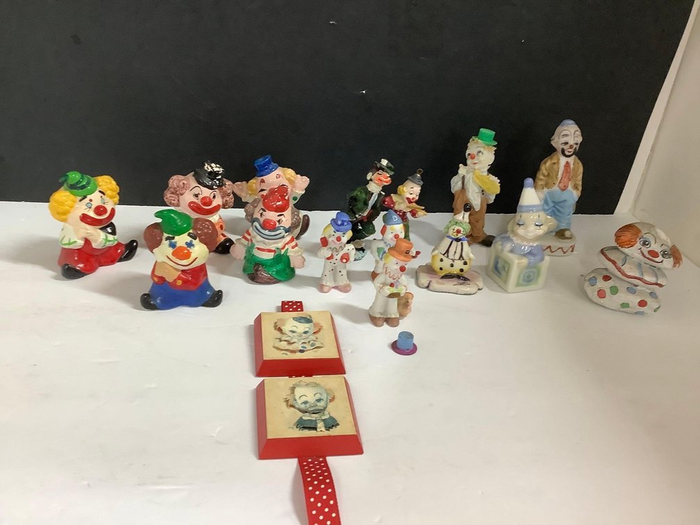 Clown statues 