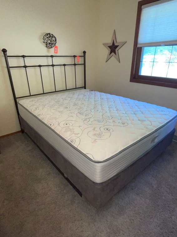 Queen size bed-Bedroom 