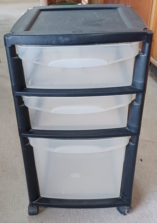 Plastic bins- 5 drawer 32x24x15,3 Drawer 27x16x17, 1 drawer 20x15x12