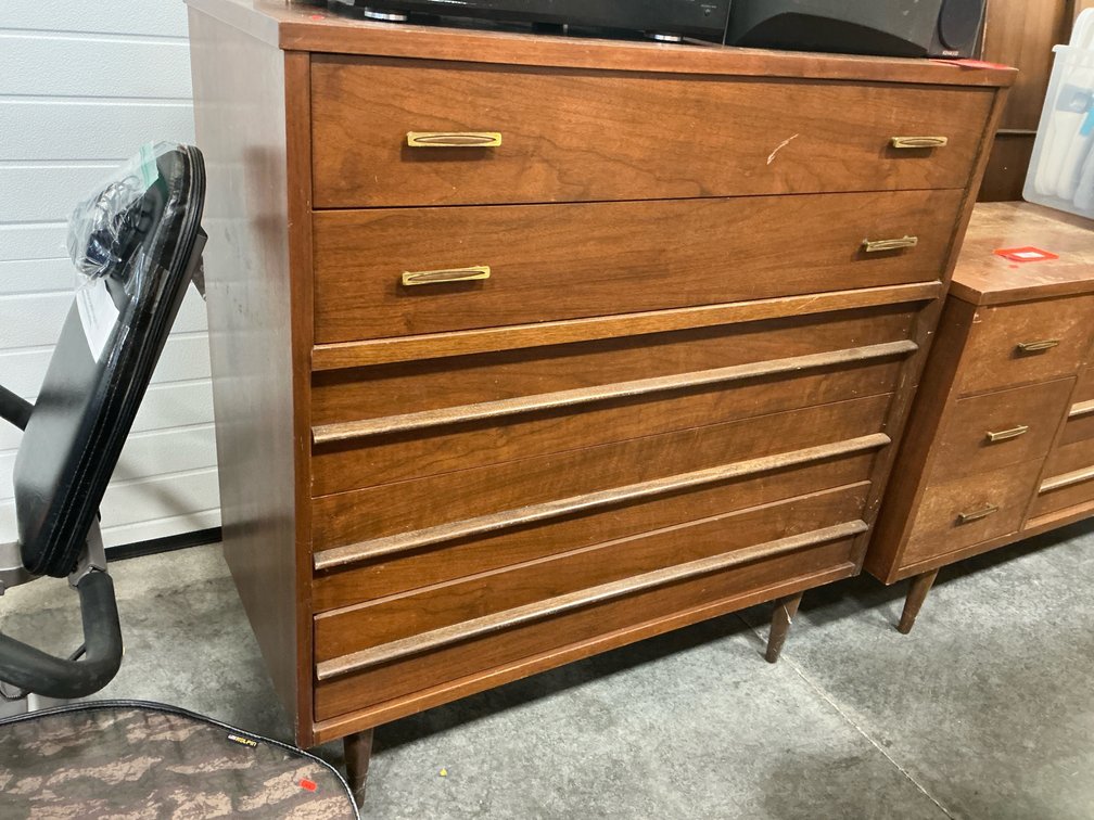Bassett furniture five drawer dresser 41 x 18 x 42