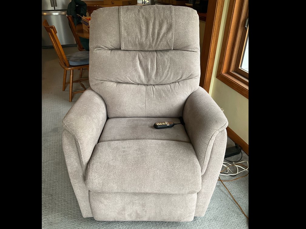 Golden power lift/reclining chair-Super clean-Sunroom  