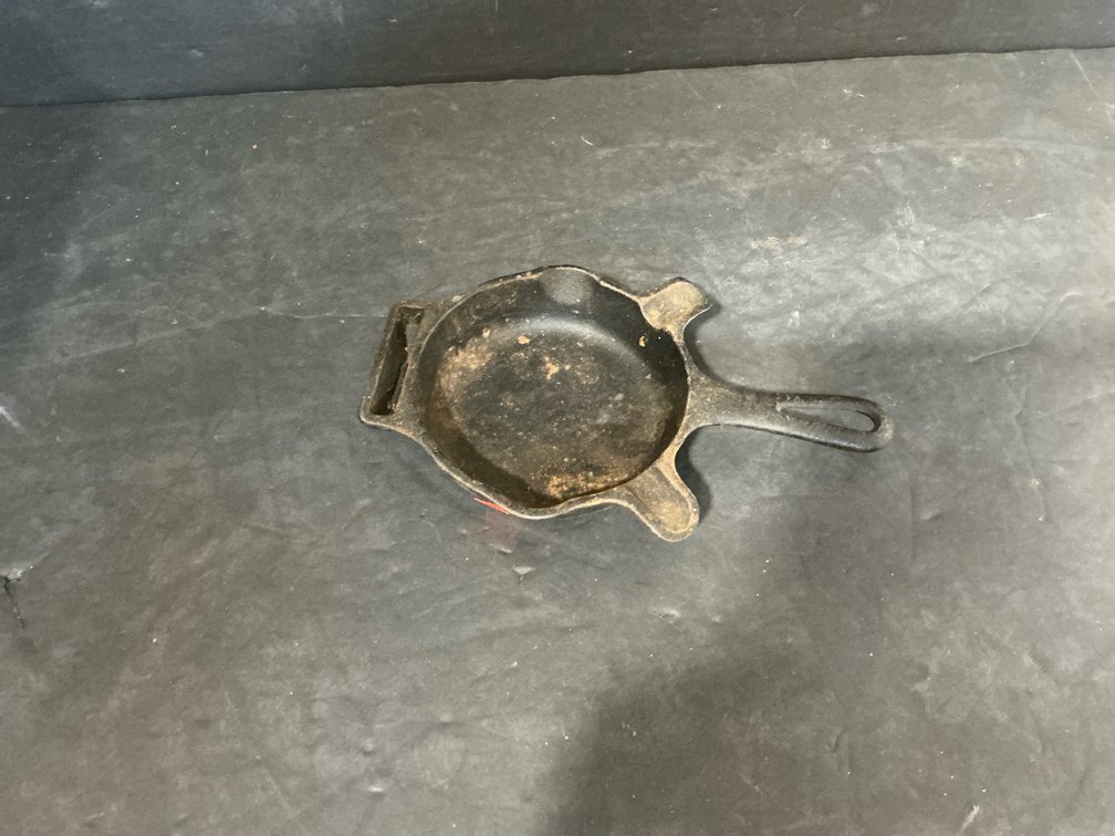 Griswold cast iron skillet ashtray 