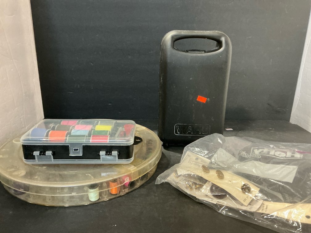 Buttons, spools of thread & assorted 