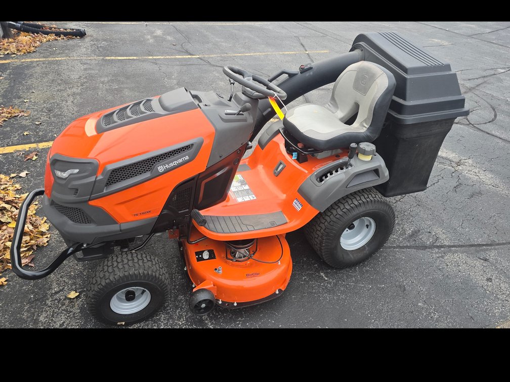 Husqvarna TS 142XK riding mower with bagger 90.6 hours 