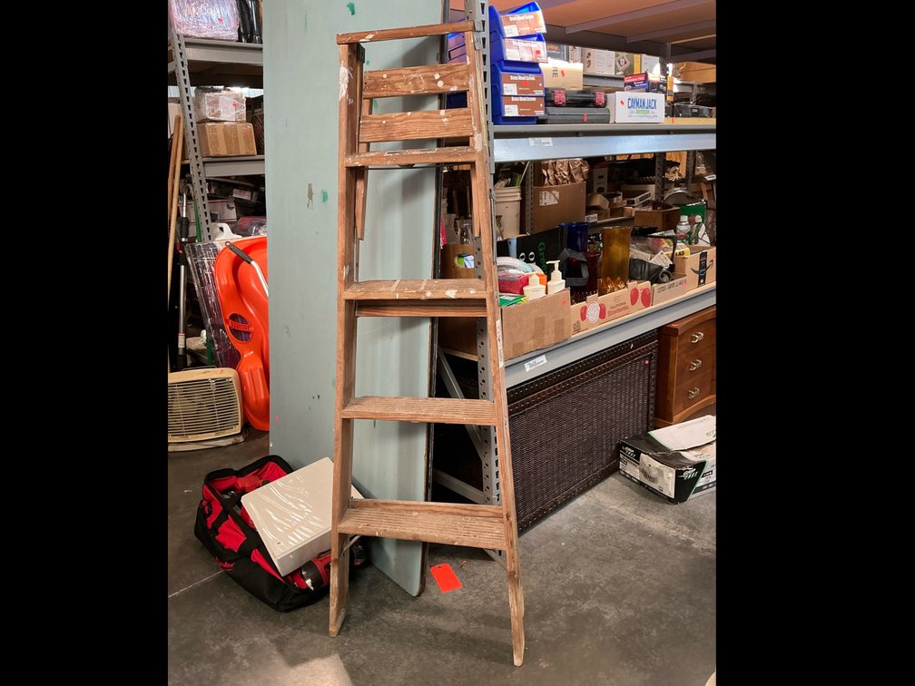 5’ wood step ladder 