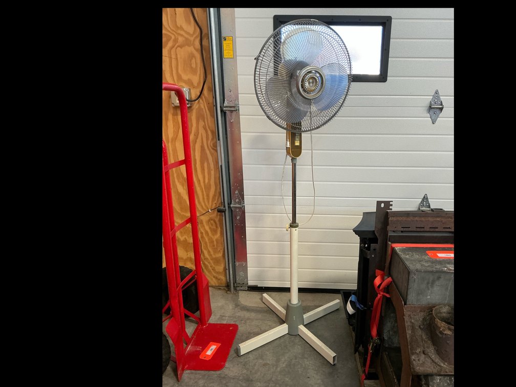 Oscillating floor fan