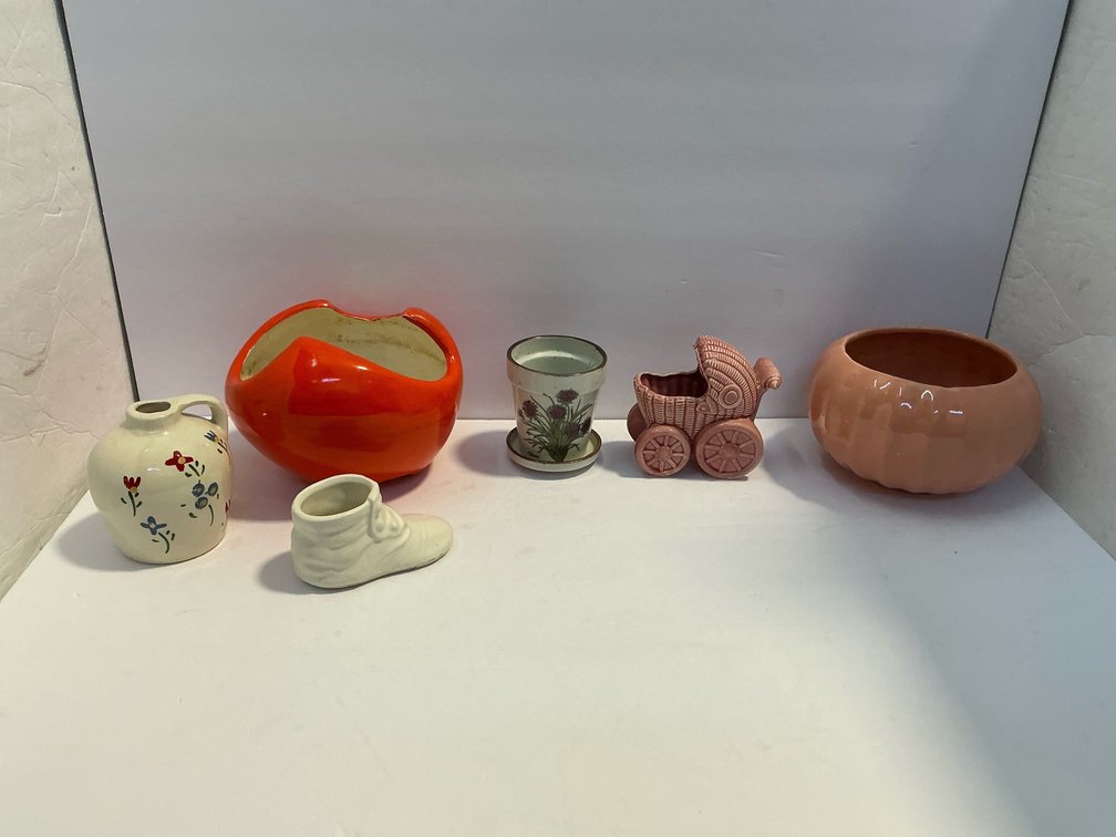 Assorted vases 