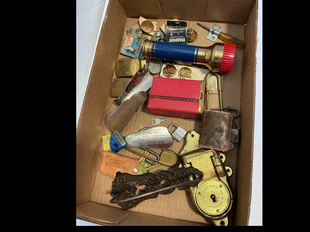 Buttons, shoe horns & assorted 
