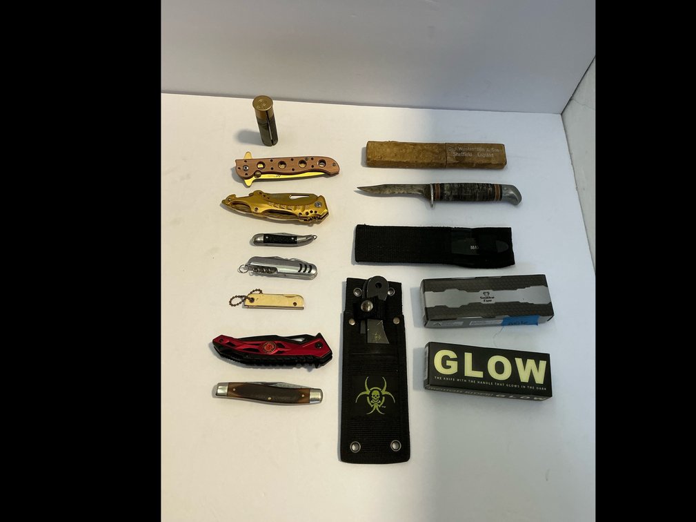 Assorted folding knives & pocket knives 