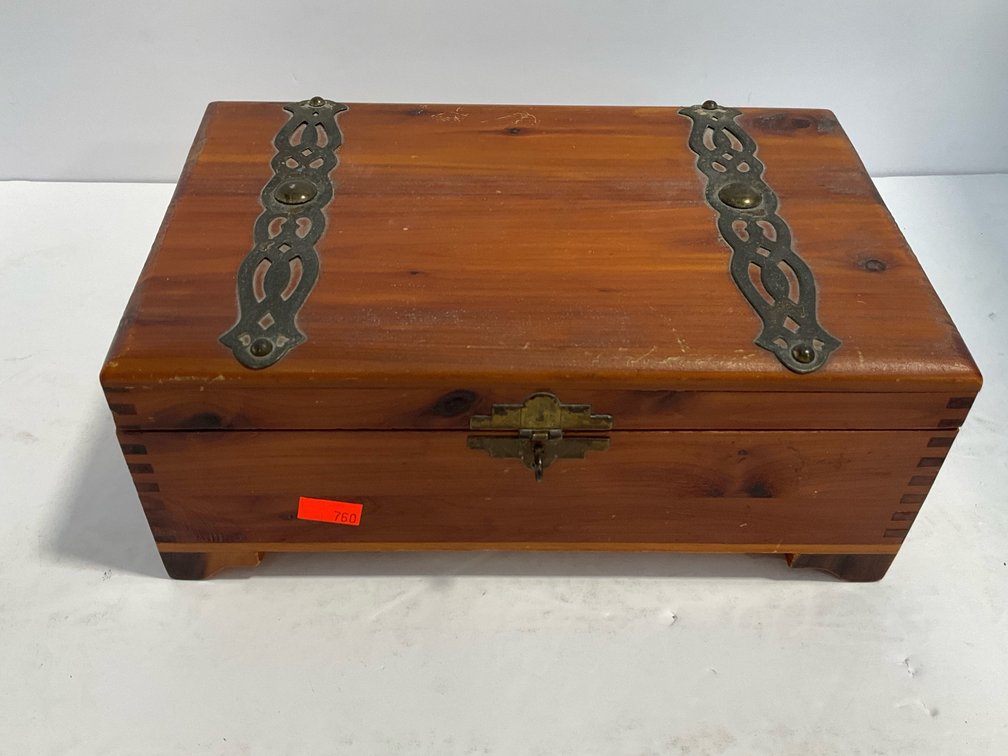 Small hinged top box & assorted lighters 