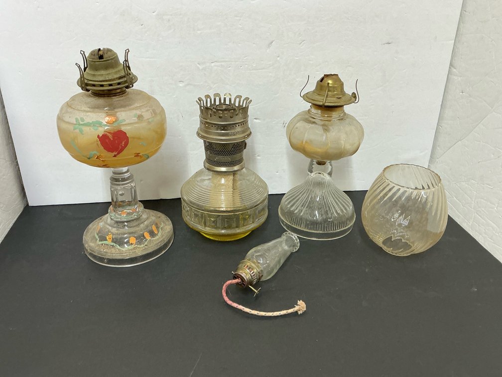 Assorted oil lamps 
