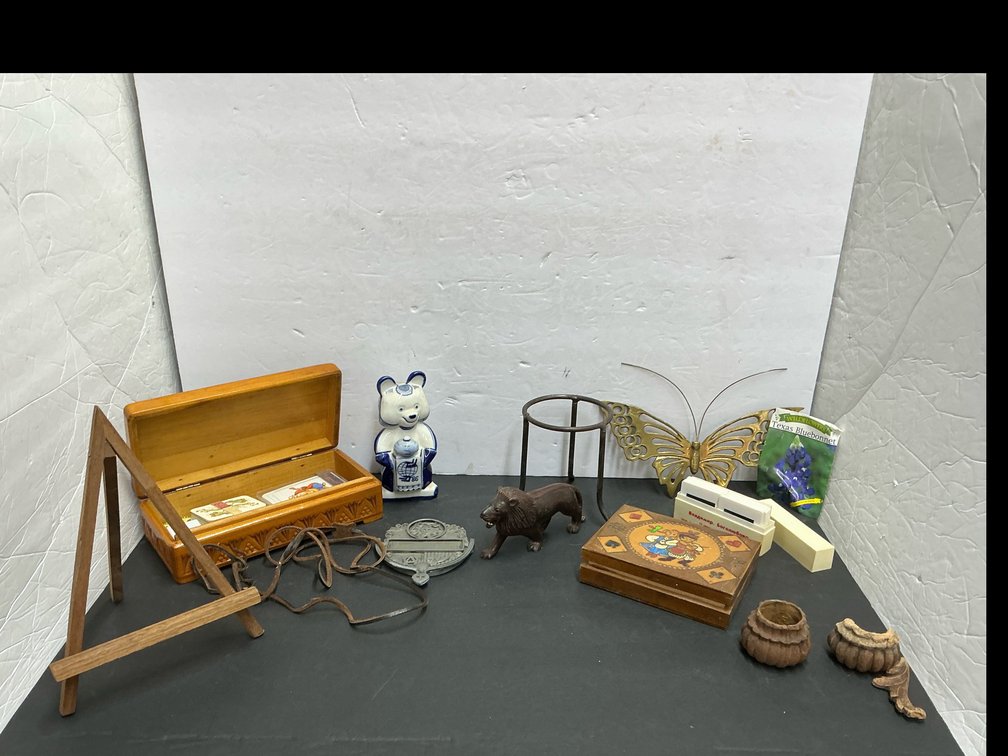 Small hinged box, brass butterfly & assorted 