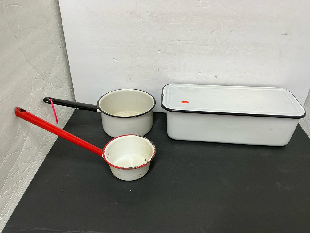 Assorted enamelware 