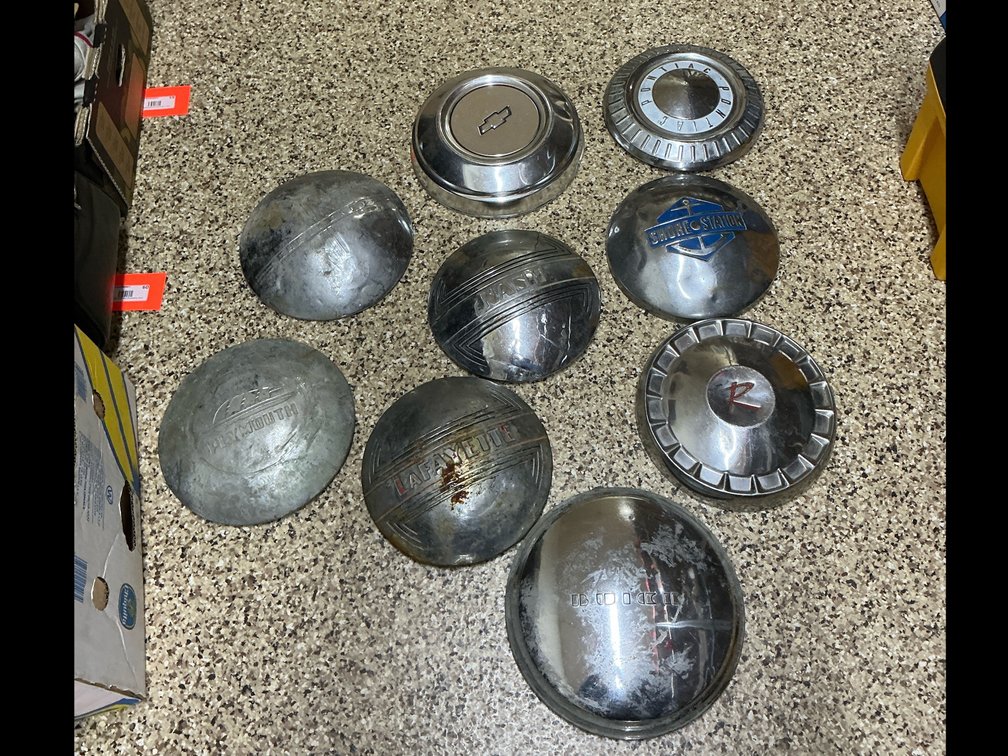 Assorted hub caps 