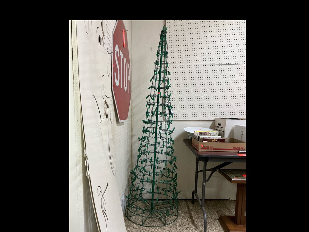 Lighted 6’ green tree decorator 