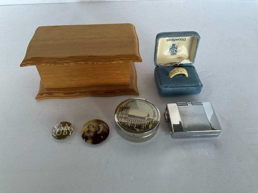 Small hinged box, ring, compact & assorted-Living room 