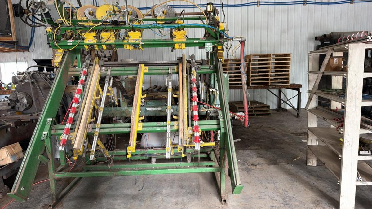 Universal Machinery Pallet Nailer