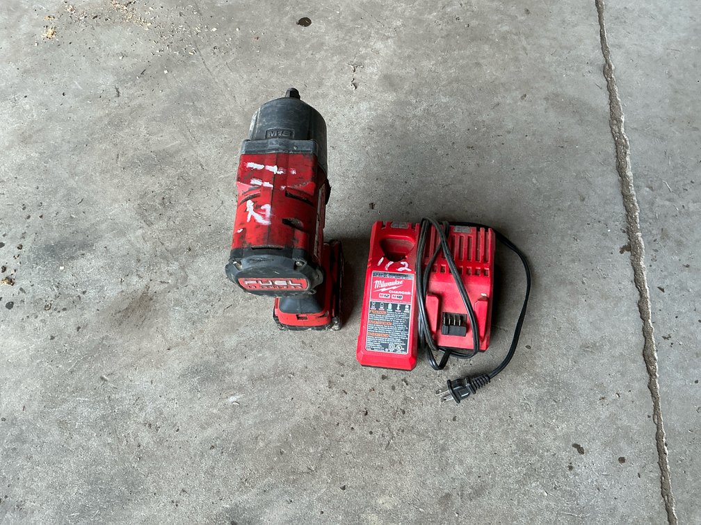 Milwaukee M18 FUEL 2767-20 1/2" Cordless Impact Wrench with Battery and Charger
