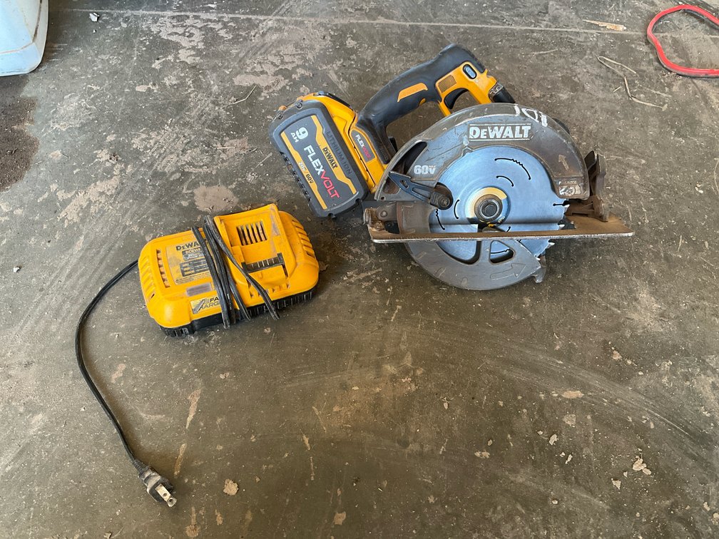 DEWALT DCS575 60V MAX 7 1/4" Cordless Circular Saw with FLEXVOLT 9.0Ah Battery and DCB118 Charger