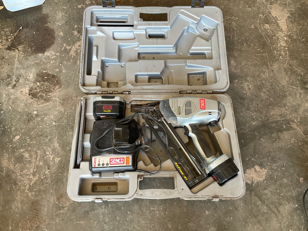 SENCO 41 14.4V Cordless Finish Nailer Kit