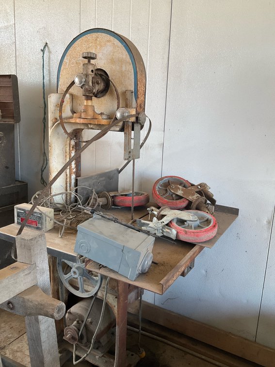 Upright Band Saw with Motor, Tara Systems Digital Scale Indicator, and Casters