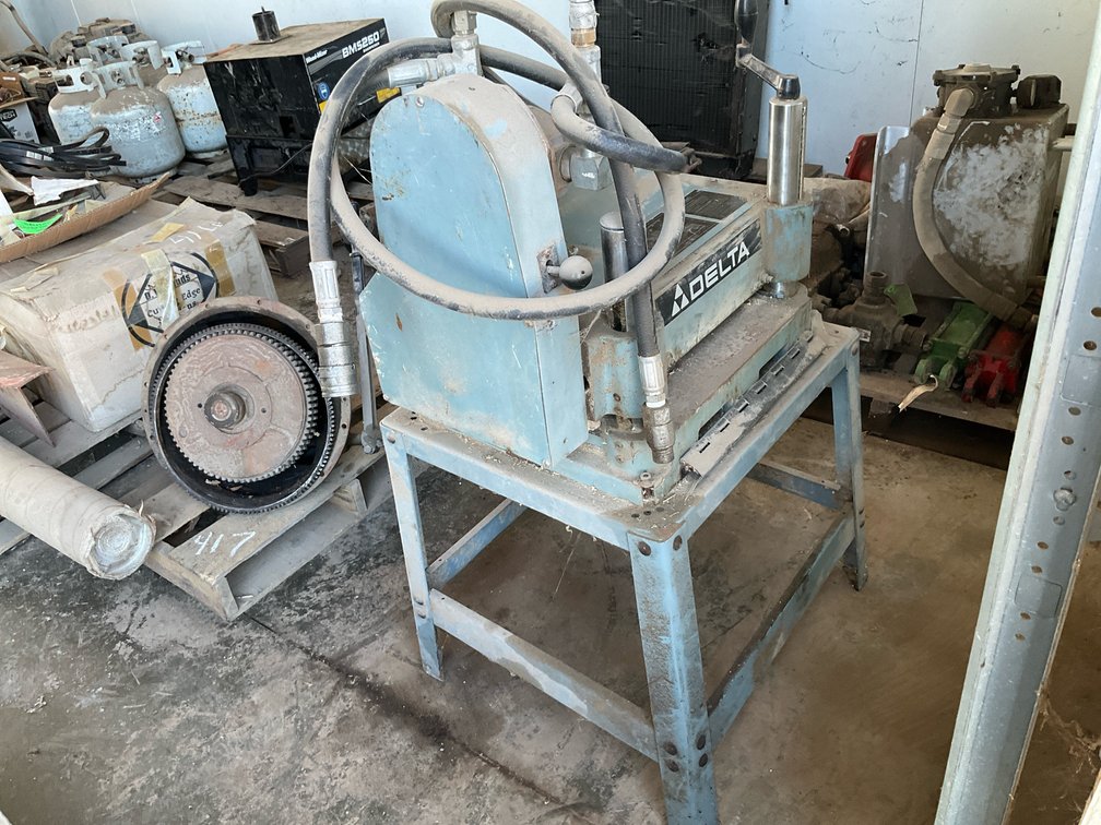 Delta Stationary Thickness Planer with Hydraulic Drive
