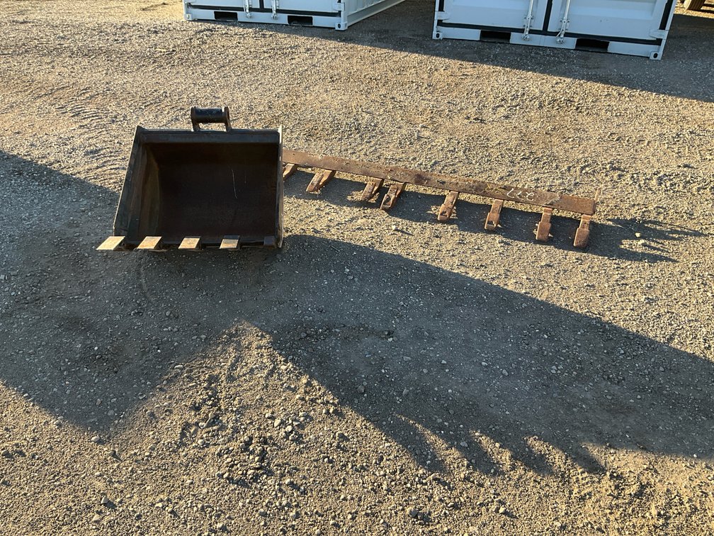 24" Excavator Bucket and Tooth Bars