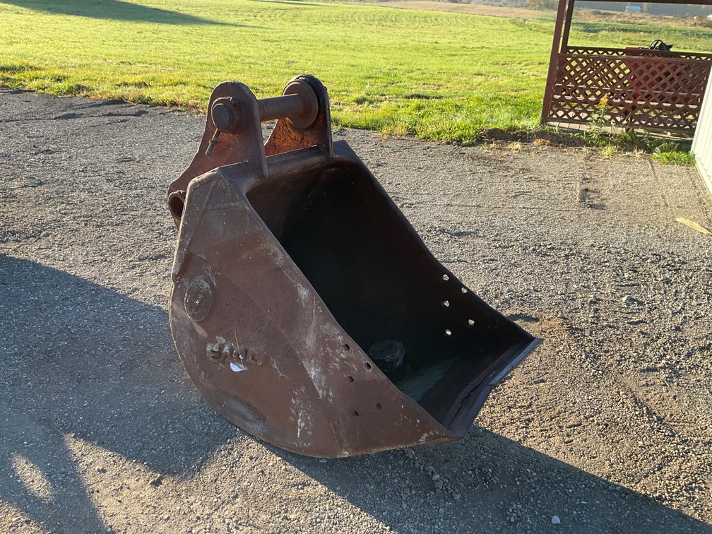 ESCO 5/8 Yd. Excavator Bucket with Linkage Bars