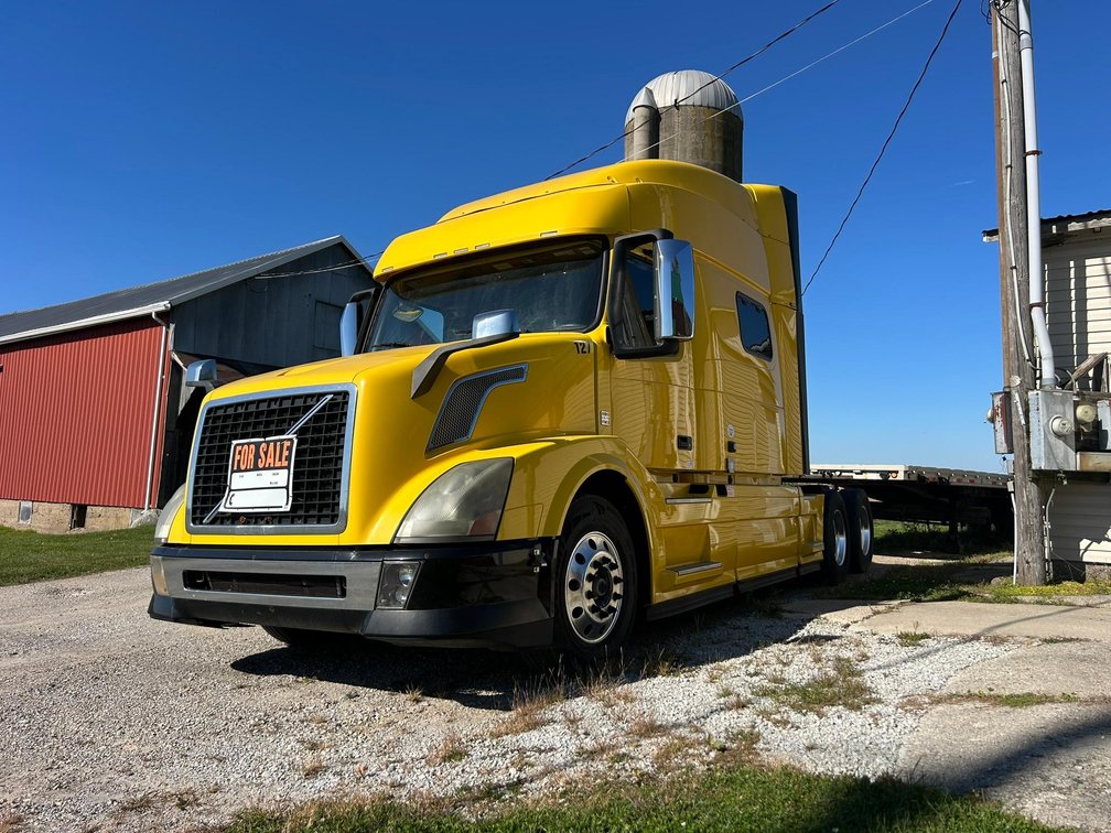2015 Volvo VNL64T730 Sleeper Truck