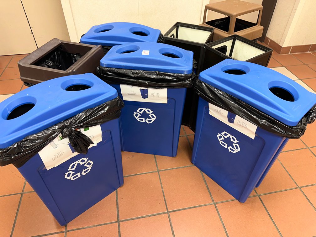 (8) Garbage & Recycling Cans