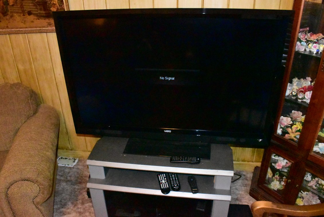 55" Vizio TV w/ Magnavox VCR/DVD Player & Stand