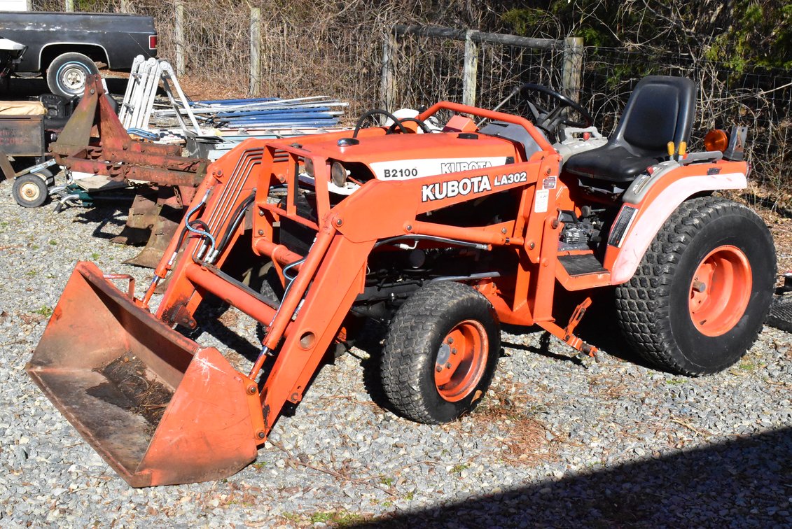 Kubota B2100 Tractor w/ LA302 Front End Loader