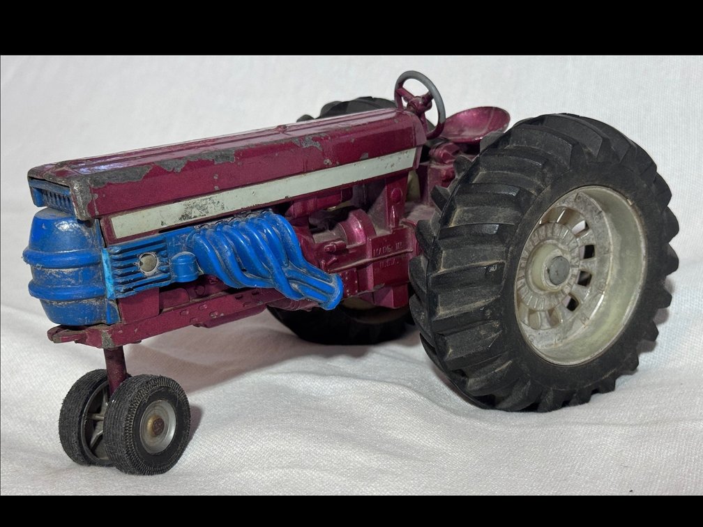 Flying Farmall 560 Puller