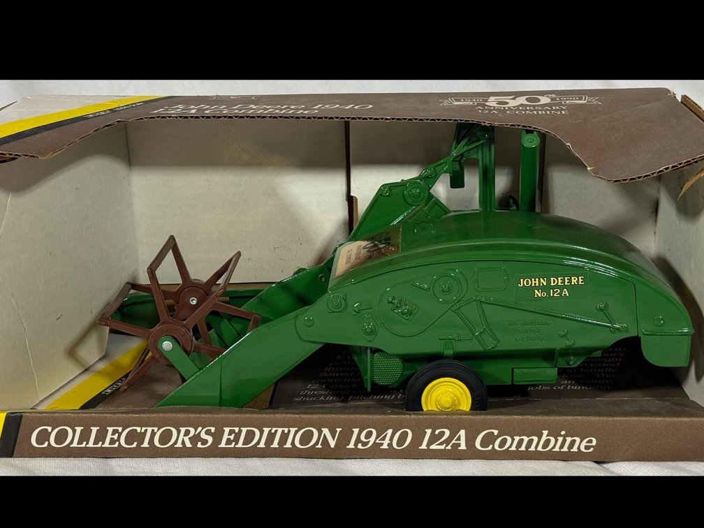 John Deere 1940 12A Combine