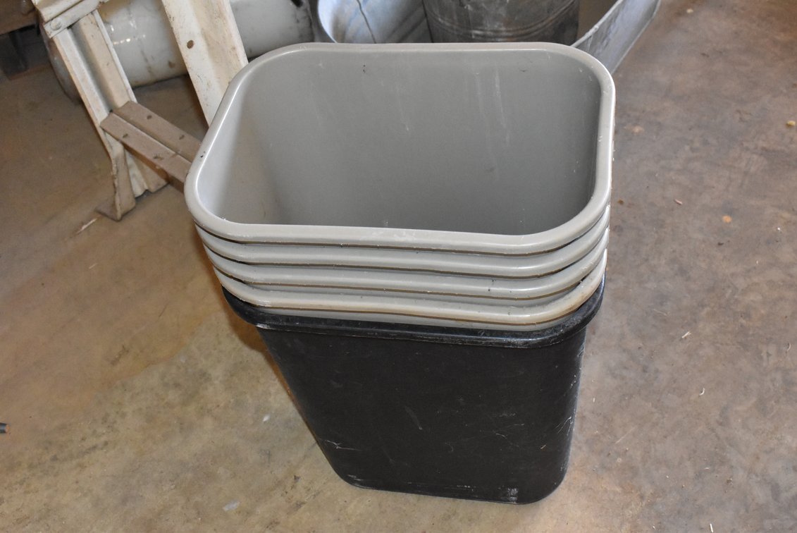 5 Plastic Trash Cans