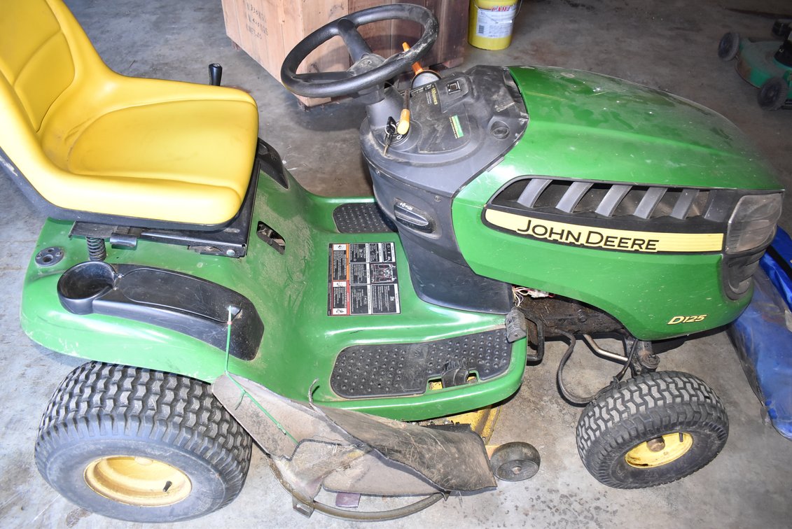John Deere D125 Riding Lawn Mower - ONLY 128 Hours